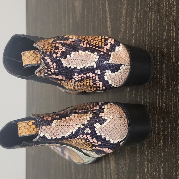 Marc Fisher Tan and Black Pink Ankle Chelsea Booties Snake Print 6.5 - Picture 3 of 6